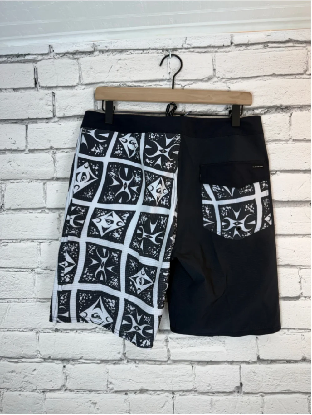 Men’s Quiksilver Highline Board Shorts size 31 Small Black White Geometric Swim